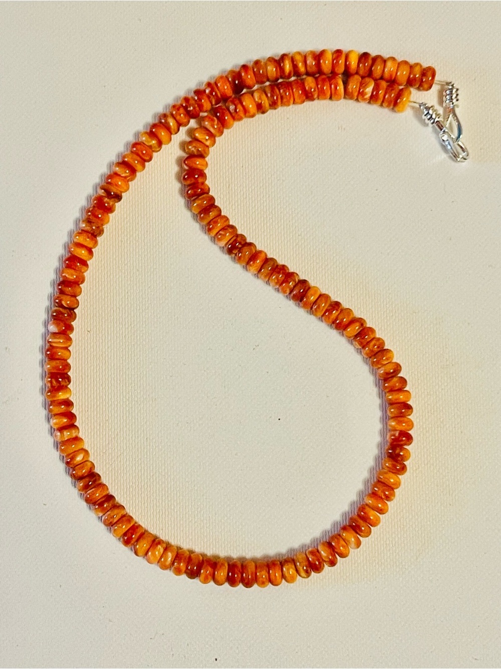 Southwest orange spiny oyster beaded
Graduated necklace Sz 17"